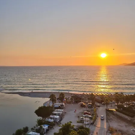 Elevated Beachfront شقة