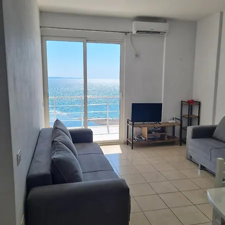 Elevated Beachfront شقة *