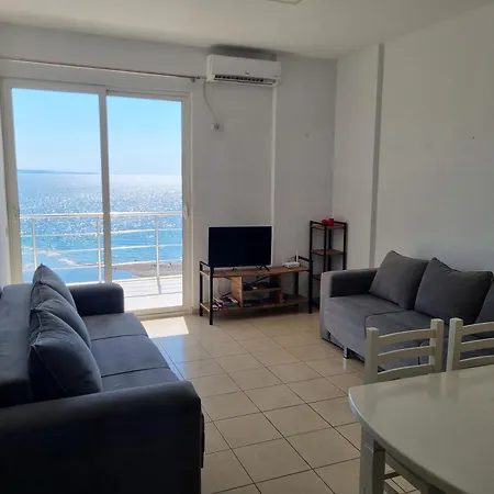 아파트 Elevated Beachfront *