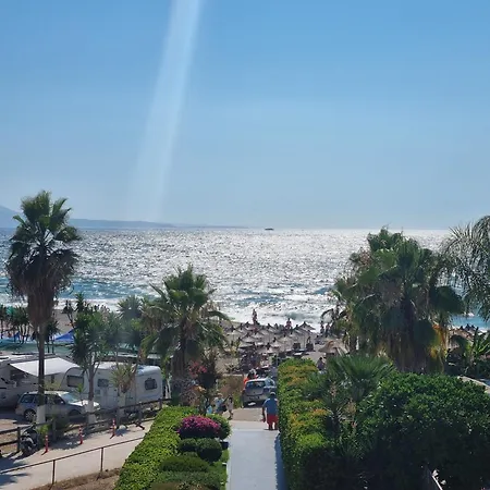 Elevated Beachfront شقة