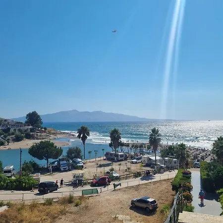 Elevated Beachfront شقة