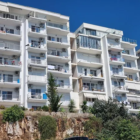 Elevated Beachfront شقة